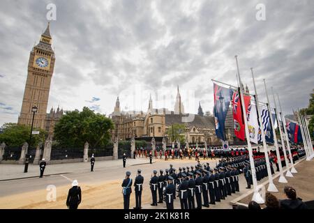 Londra, Regno Unito. 19th Set, 2022. Londra, Regno Unito. 19 settembre 2022.. Camminare dietro la bara QueenÕs al suo funerale di Stato. Dopo un servizio all'Abbazia di Westminster, la Regina sarà portata alla Cappella di St GeorgesÕ, Windsor per un servizio privato e una sepoltura. Credit: Doug Peters/EMPICS/Alamy Live News Credit: Doug Peters/Alamy Live News Foto Stock