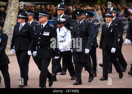 Londra, Regno Unito. 19 settembre 2022. La polizia infila il Mall a Londra, davanti al funerale della Regina Elisabetta II all'Abbazia di Westminster. Data immagine: Lunedì 19 settembre 2022. Il credito fotografico dovrebbe essere: Matt Crossick/Empics/Alamy Live News Foto Stock