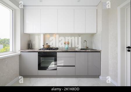 Bianco moderno arredamento cucina domestica e interni Foto Stock
