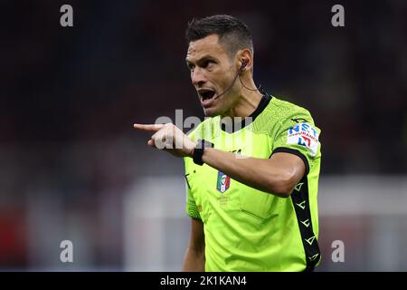 Milano, Italia. 18th Set, 2022. Maurizio Mariani, arbitro ufficiale, gesti durante la Serie A match beetween AC Milan e SSC Napoli allo Stadio Giuseppe Meazza il 18 settembre 2022 a Milano. Credit: Marco Canoniero/Alamy Live News Foto Stock