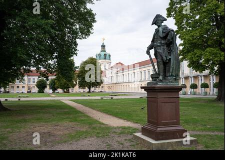 15.09.2022, Berlino, Germania, Europa - Palazzo barocco di Charlottenburg nel quartiere di Charlottenburg-Wilmersdorf con statua di Federico il Grande. Foto Stock