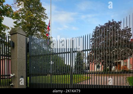 Helsinki, Finlandia. 19th settembre 2022. Sua Maestà il giorno funebre della Regina Elisabetta II. La bandiera diplomatica britannica vola a metà albero come segno di rispetto per il passaggio di sua Maestà la Regina Elisabetta II, di 96 anni, il 8th settembre 2022, fuori dall'ambasciata britannica a Helsinki, Finlandia. Credito: Taina Sohlman Foto Stock