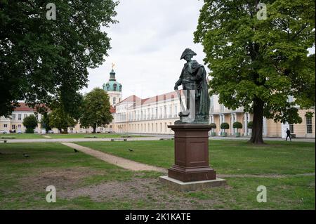 15.09.2022, Berlino, Germania, Europa - Palazzo barocco di Charlottenburg nel quartiere di Charlottenburg-Wilmersdorf con statua di Federico il Grande. Foto Stock