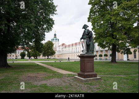 15.09.2022, Berlino, Germania, Europa - Palazzo barocco di Charlottenburg nel quartiere di Charlottenburg-Wilmersdorf con statua di Federico il Grande. Foto Stock