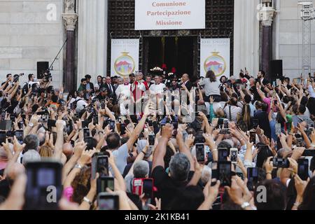 Napoli, Italia. 19th Set, 2022. Il Vescovo Domenico Battaglia presenta una fiala contenente sangue di San Gianuario (San Gennaro). San Giano, patrono di Napoli, è famoso per il celebre miracolo della liquefazione annuale del suo sangue il giorno della festa del 19 settembre, il 16 dicembre e il sabato prima della prima domenica di maggio. Credit: Independent Photo Agency Srl/Alamy Live News Foto Stock