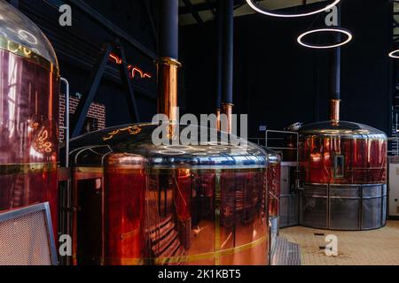 Moderna birreria. Linea di produzione della birra Crafr. Foto Stock