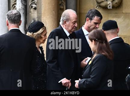 L'ex re spagnolo Juan Carlos e l'ex regina Sofia arrivano al funerale statale della regina Elisabetta II, tenutosi all'Abbazia di Westminster, Londra. Data immagine: Lunedì 19 settembre 2022. Foto Stock