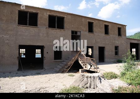 Case abbandonate nella città fantasma di Aceredo da Alto Lindoso serbatoio, Lobios, Ourense, Galizia, Spagna Foto Stock