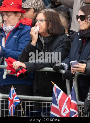 Londra, Regno Unito. 19th Set, 2022. Settembre 19th, 2022. Londra, Regno Unito. Folle al funerale statale di QueenÕs. Dopo un servizio all'Abbazia di Westminster, la Regina sarà portata alla Cappella di St GeorgesÕ, Windsor per un servizio privato e una sepoltura. Credit: Doug Peters/EMPICS/Alamy Live News Credit: Doug Peters/Alamy Live News Foto Stock