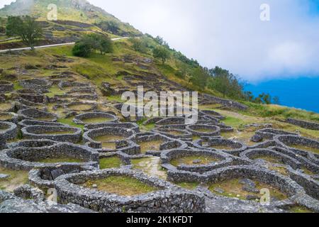 Rovine archeologiche di Castro di Santa Trega sul pendio, A Guarda, Pontevedra, Galizia, Spagna Foto Stock