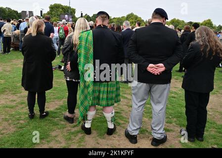 Funerali di Stato di sua Maestà la Regina Elisabetta II, Londra, Regno Unito, lunedì 19th settembre 2022. Un uomo in un scozzese verde irlandese kilt e beret è tra i lutto che pagano gli ultimi rispetti. Foto Stock