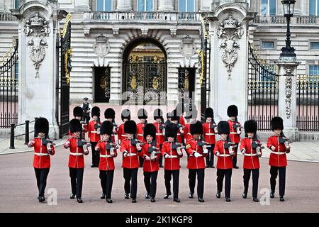 Londra, Regno Unito. 18th Set, 2022. Atmosfera durante la processione funeraria di stato della defunto Maestà la Regina Elisabetta II a Buckingham Palace a Londra, Regno Unito il 19 settembre 2022. Photo by David Niviere/ABACAPRESS.COM Credit: Abaca Press/Alamy Live News Foto Stock