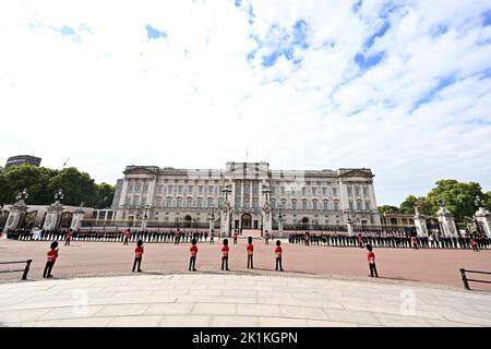 Londra, Regno Unito. 18th Set, 2022. Atmosfera durante la processione funeraria di stato della defunto Maestà la Regina Elisabetta II a Buckingham Palace a Londra, Regno Unito il 19 settembre 2022. Photo by David Niviere/ABACAPRESS.COM Credit: Abaca Press/Alamy Live News Foto Stock