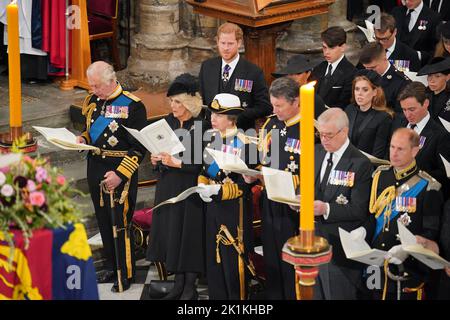 (Prima fila) Re Carlo III, la Regina Consorte, la Principessa reale, Vice Ammiraglio Sir Tim Laurence, il Duca di York, il Conte di Wessex, (seconda fila) il Duca di Sussex, la Duchessa di Sussex, la Principessa Beatrice, Edoardo Mapelli Mozzi (terza fila) Samuel Chatto, Arthur Chatto, Lady Sarah Chatto durante il funerale di Stato della Regina Elisabetta II presso l'Abbazia di Londra. Data immagine: Lunedì 19 settembre 2022. Foto Stock