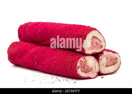 Delizia turca con sapore di fragola isolato su sfondo bianco. Delizia turca con crema di farcitura. Primo piano. Nome locale Dolgulu fitil lokum Foto Stock