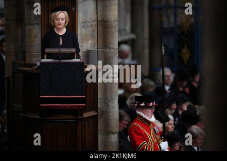 Il primo Ministro Liz Truss parla durante il funerale di Stato della Regina Elisabetta II, tenutosi all'Abbazia di Westminster, Londra. Data immagine: Lunedì 19 settembre 2022. Foto Stock