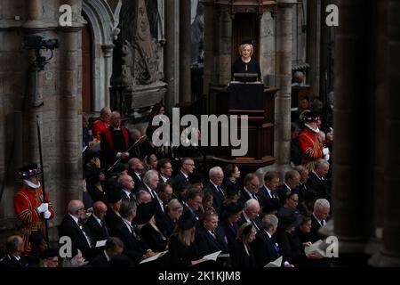 Il primo Ministro Liz Truss parla durante il funerale di Stato della Regina Elisabetta II, tenutosi all'Abbazia di Westminster, Londra. Data immagine: Lunedì 19 settembre 2022. Foto Stock