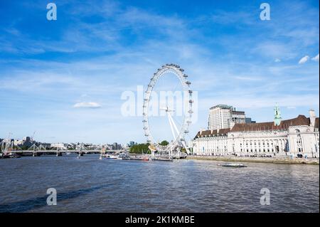 Londra, Regno Unito - Settembre 17 2022: Viste dal molo di Westminster a Londra. Barche sul Tamigi con il London Eye sullo sfondo. Foto Stock