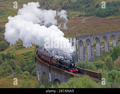 Glenfinnan, Scozia, Regno Unito, 19th settembre 2022. Tributo floreale a sua Maestà la Regina Elisabetta 11 esposto di fronte al motore del treno a vapore Jacobite mentre passa sopra la linea dell'altopiano occidentale Glenfinnan Viadotto poco prima del suo servizio funerario all'Abbazia di Westminster a Londra. Credit: Arch White/alamy live news. Foto Stock