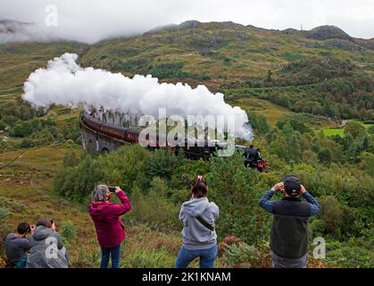 Glenfinnan, Scozia, Regno Unito, 19th settembre 2022. Tributo floreale a sua Maestà la Regina Elisabetta 11 esposto di fronte al motore del treno a vapore Jacobite mentre passa sopra la linea dell'altopiano occidentale Glenfinnan Viadotto poco prima del suo servizio funerario all'Abbazia di Westminster a Londra. Credit: Arch White/alamy live news. Foto Stock