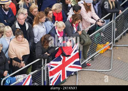 I membri del pubblico sono impressionanti durante il funerale di Stato della regina Elisabetta II, tenuto all'Abbazia di Westminster, Londra. Data immagine: Lunedì 19 settembre 2022. Foto Stock