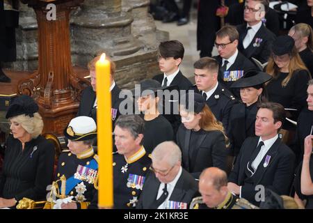 (Prima fila) la Regina Consorte, la Principessa reale, Vice ammiraglio Sir Tim Laurence, il Duca di York, il Conte di Wessex, (seconda fila) il Duca di Sussex, la Duchessa di Sussex, la Principessa Beatrice, Edoardo Mapelli Mozzi, (terza fila) Samuel Chatto, Arthur Chatto, Lady Sarah Chatto e Daniel Chatto durante il funerale di Stato della Regina Elisabetta II presso l'Abbazia di Westminster a Londra. Data immagine: Lunedì 19 settembre 2022. Foto Stock