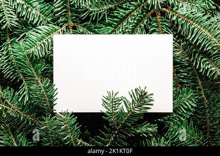 Sfondo creativo di Natale con rametti di abete e palle di natale rosso primo piano. Piano di giacitura, vista dall'alto. Buon Natale Foto Stock