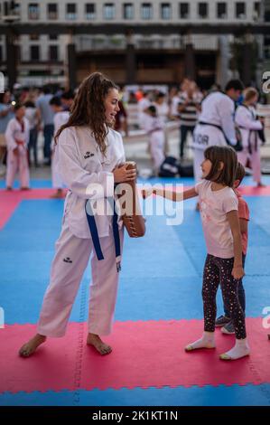 I bambini che provano Tae Kwon fanno allo Sport Day multi-sport Street event in Plaza del Pilar, Saragozza, Spagna Foto Stock