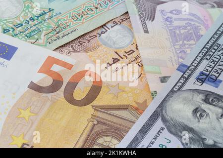 Cambio valuta: Primo piano delle banconote in euro, dollari USA, dirham degli Emirati Arabi Uniti e di segivnia Ucraina Foto Stock