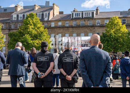 Newcastle upon Tyne, Regno Unito. 19th settembre 2022. Le persone si riuniscono per guardare i funerali della regina Elisabetta II su un grande schermo in Piazza Old Eldon. Credit: Hazel Plater/Alamy Live News Foto Stock