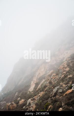 Nebbia foschia mattina sulla Morro Rock California. USA viaggiando lungo l'autostrada 101. Formazione di otturazioni vulcaniche Foto Stock