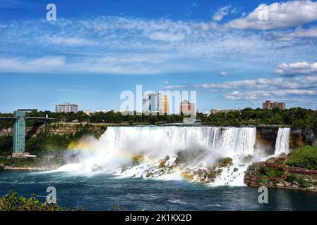 Le cascate American e Bridal Veil Falls con effetto arcobaleno visto dal lato canadese Foto Stock