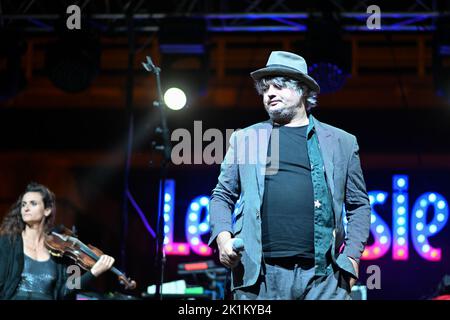 Peter Doherty & Fred lo suonano al Festival Paris Paradis 2022 al Parc De la Villette di Parigi, in Francia, il 16 settembre 2022. (Foto di Lionel Urman/Sipa USA) Foto Stock