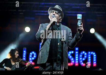 Parigi, Francia. 16th Set, 2022. Peter Doherty & Fred lo suonano al Festival Paris Paradis 2022 al Parc De la Villette di Parigi, in Francia, il 16 settembre 2022. (Foto di Lionel Urman/Sipa USA) Credit: Sipa USA/Alamy Live News Foto Stock