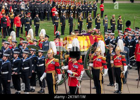 La carrozza della pistola di Stato che porta la bara della Regina Elisabetta II arriva a Wellington Arch durante la processione cerimoniale dopo il suo funerale di Stato all'Abbazia di Westminster, Londra. Foto Stock