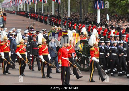 Londra, Regno Unito. 19th Set, 2022. La bara della Regina Elisabetta II è stata trasportata sulla Royal Navy state Funeral Gun Carriage, trainata da 98 marinai della Royal Navy, lungo il Mall sulla strada per il Wellington Arch. Dopo di che sara' trasportato al Castello di Windsor per l'interscambio. La squadra di 98 marinai della Royal Navy che tirano la carrozza è conosciuta come la Guardia del Sovrano. 40 marinai marciano dietro la carrozza per agire da freno. L'uso della carrozza funeraria di Stato risale al funerale della regina Vittoria nel 1901. La carrozza fu costruita presso la Royal Gun Factory, Royal Arsenal, Woolwich, Londra, Regno Unito e fu Foto Stock