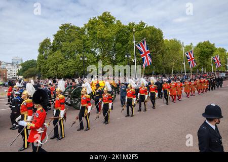 Londra, Regno Unito. 19 settembre 2022. La carrozza della pistola di Stato trasporta la bara della regina Elisabetta II, drappeggiato nello Standard reale con la corona di Stato imperiale e l'orbo e scettro del Sovrano, nella processione della cerimonia lungo il Mall, seguendo il suo funerale di Stato all'Abbazia di Westminster, Londra. Data immagine: Lunedì 19 settembre 2022. Il credito fotografico dovrebbe essere: Matt Crossick/Empics/Alamy Live News Foto Stock