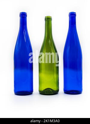 Tre bottiglie di vino, blu scuro e turchese, isolate su fondo bianco. Foto di alta qualità Foto Stock