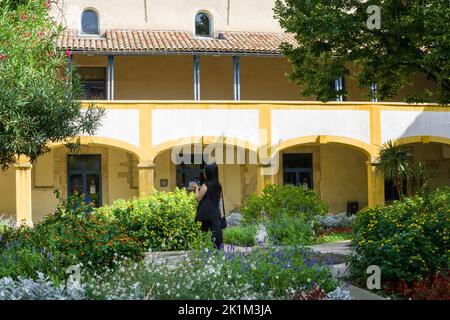 Espace Van Gogh: Ex ospedale e cortile che è stato dipinto da Vincent van Gogh, ad Arles, nel sud della Francia. Foto Stock