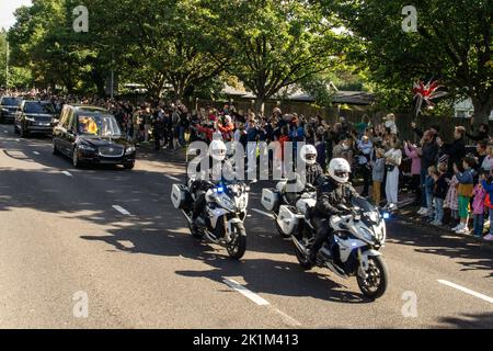 Londra, Regno Unito. 19th settembre 2022. Il convoglio di prove della regina Elisabetta II attraversa Chiswick circondato da lutto. Cristina Massei/Alamy Live News Foto Stock