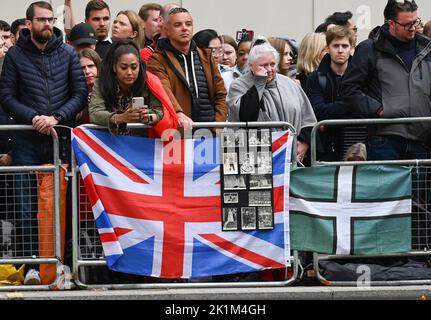 Londra, Regno Unito. 19th Set, 2022. Londra UK 19th settembre 2022 - membri emozionali della folla a Whitehall durante la processione funeraria della Regina Elisabetta II a Londra oggi: Credit Simon Dack / Alamy Live News Credit: Simon Dack News/Alamy Live News Foto Stock