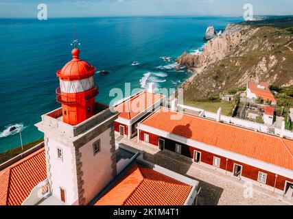 Cabo da Roca, Portogallo - 18 settembre 2022: Vista aerea dal drone del faro iconico a Cabo da Roca, Portogallo Foto Stock