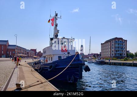 Il rimorchiatore Bösch al molo nel Vecchio Porto, Città anseatica di Wismar, Meclemburgo-Pomerania occidentale, Germania, Europa, agosto 8, 2020. Foto Stock