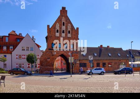 Situazione del traffico quotidiano di fronte ad Altes Wassertor, città anseatica di Wismar, Meclemburgo-Pomerania occidentale, Germania, Europa, agosto 8, 2020. Foto Stock