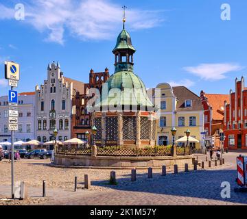 Ogni giorno la piazza della città di fronte alla Vecchia Waterworks, città anseatica di Wismar, Meclemburgo-Pomerania occidentale, Germania, Europa, agosto 8, 2020. Foto Stock