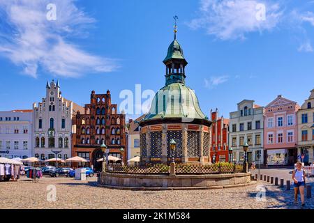 Ogni giorno la piazza della città di fronte alla Vecchia Waterworks, città anseatica di Wismar, Meclemburgo-Pomerania occidentale, Germania, Europa, agosto 8, 2020. Foto Stock