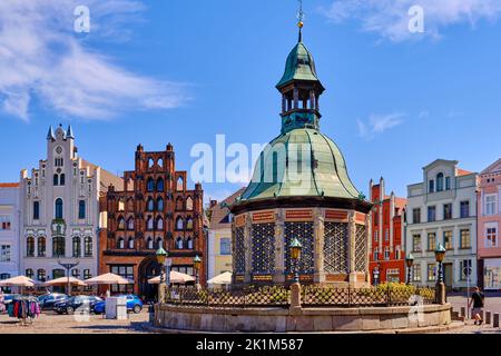 Ogni giorno la piazza della città di fronte alla Vecchia Waterworks, città anseatica di Wismar, Meclemburgo-Pomerania occidentale, Germania, Europa, agosto 8, 2020. Foto Stock