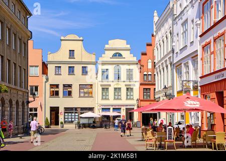 Streetscape e animare la scena quotidiana, città anseatica di Wismar, Meclemburgo-Pomerania occidentale, Germania, Europa, agosto 8, 2020. Foto Stock