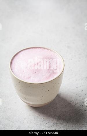 Latte di luna di fiore rosa in una tazza bianca. Ayurveda bere, stile di vita sano, rimedio per l'insonnia. Foto Stock
