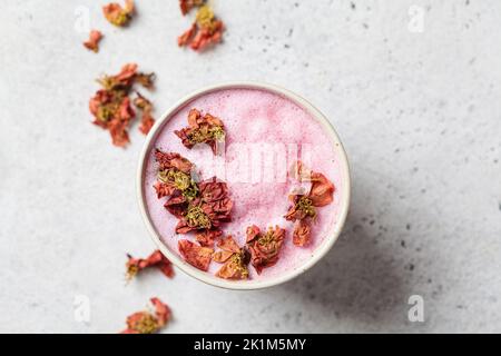 Rosa fiore luna latte in una tazza bianca, vista dall'alto. Ayurveda bere, stile di vita sano, rimedio per l'insonnia. Foto Stock